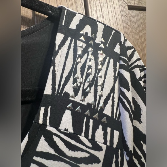 Style & Co. Black And White Printed Studded Tunic Shirt Top Size Medium - Picture 3 of 4